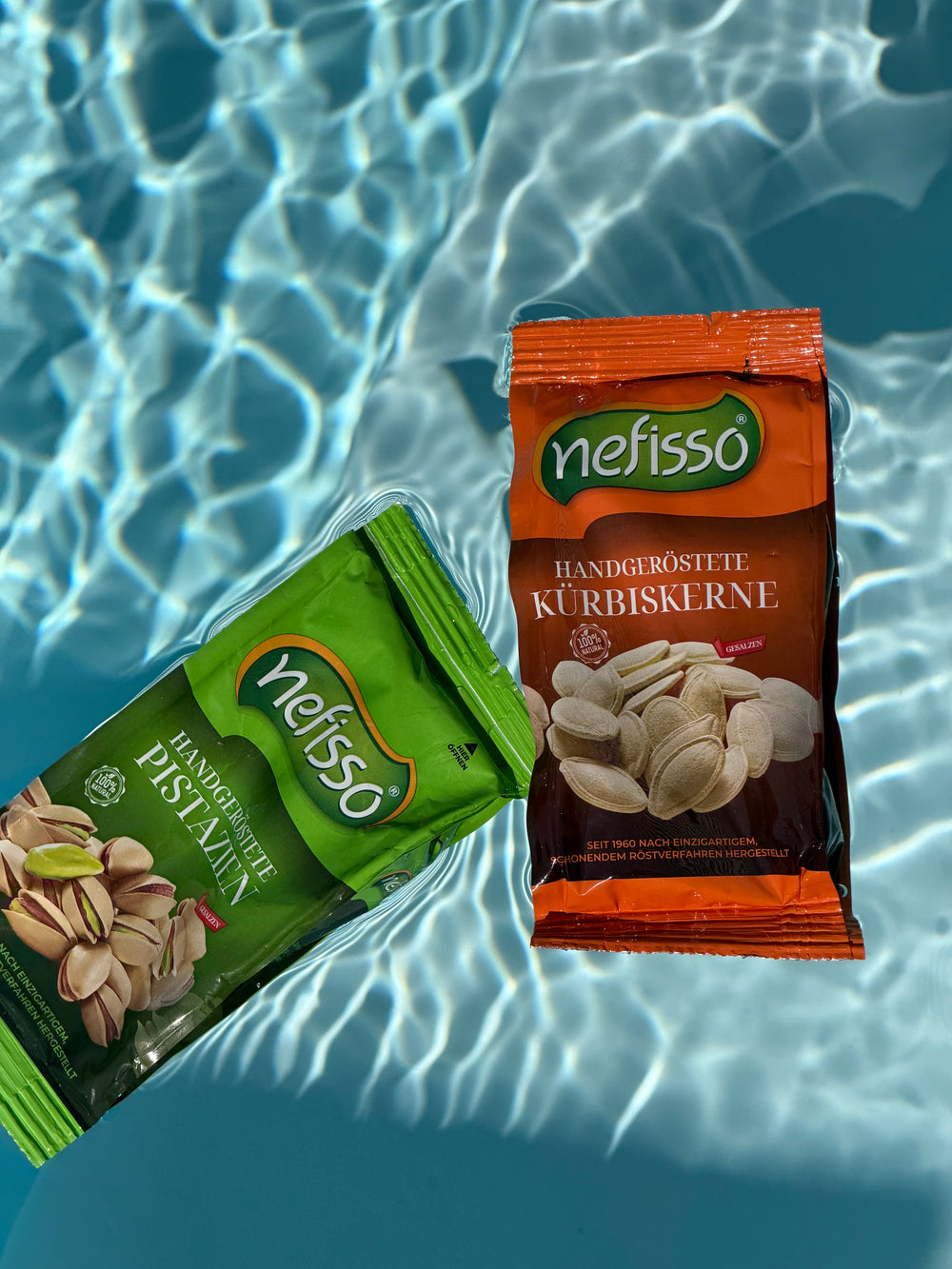 Nefisso Pistazien und Kürbiskerne vor blauem Wasser