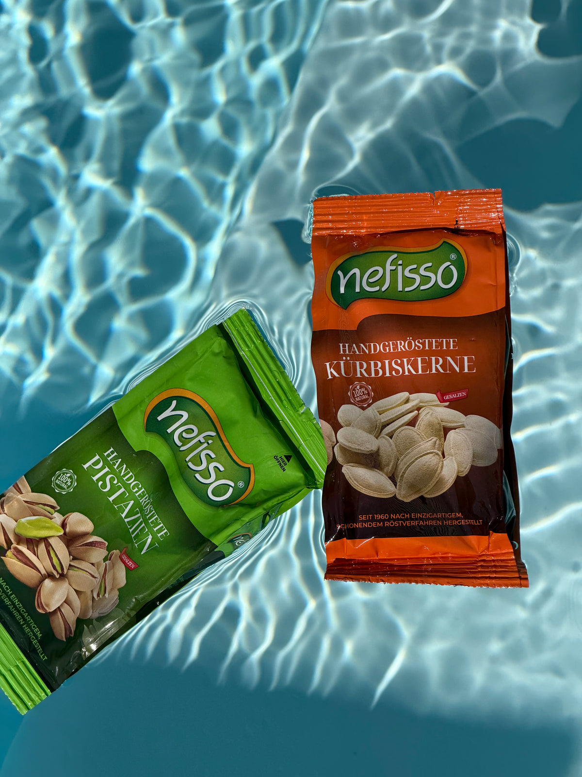 Nefisso Pistazien und Kürbiskerne vor blauem Wasser